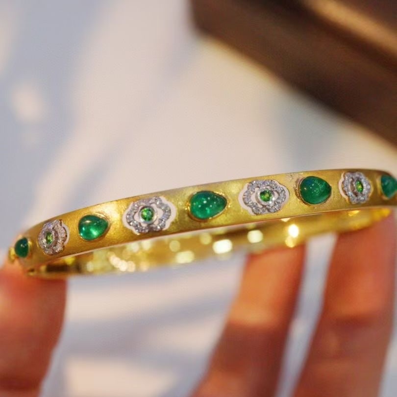 14k Gold 1.62 Ctw Natural Emerald & Diamond Bangle - 5