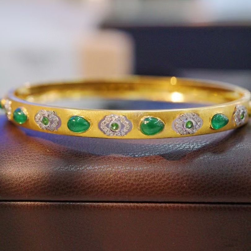 14k Gold 1.62 Ctw Natural Emerald & Diamond Bangle - 6