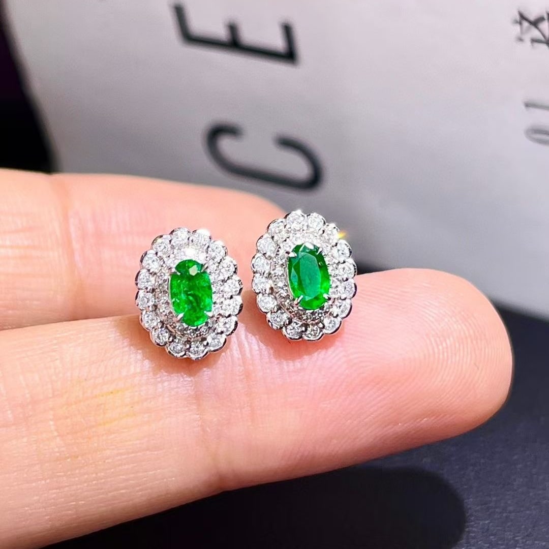 14k Gold 0.79 Ctw Vivid Green Natural Emerald & Diamond Earrings: Ref:230937166 // gold content:14k gold // main gemstone:emerald // shape:oval // carat weight:0. 44ct // color:vivid green // treatment:natural // // adjacent gemstone 2 : diamond // shape:round //