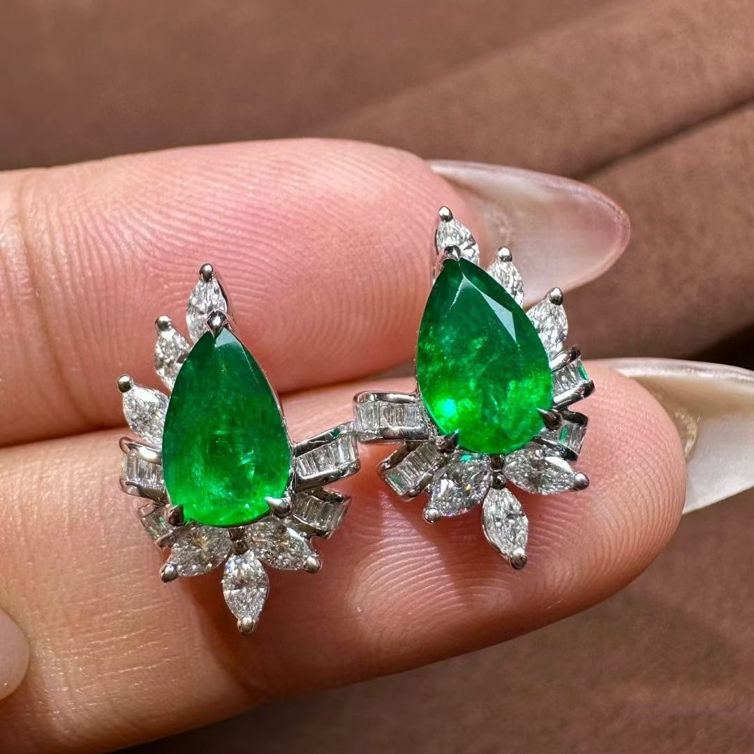 14k Gold 2.24 Ctw Vivid Green Natural Emerald & Diamond Earrings: Ref:230937176 // gold content:14k gold // main gemstone:emerald // shape:pear // carat weight:1. 58ct // color:vivid green // treatment:natural // // adjacent gemstone 2 : diamond // shape:multiply