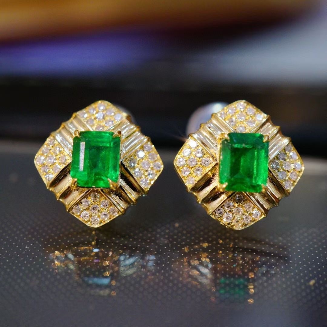14k Gold 1.12 Ctw Vivid Green Natural Emerald & Diamond Earrings: Ref:230937197 // gold content:14k gold // main gemstone:emerald // shape:octagonal // carat weight:0. 90ct // color:vivid green // treatment:natural // // adjacent gemstone 2 : diamond // shape:round