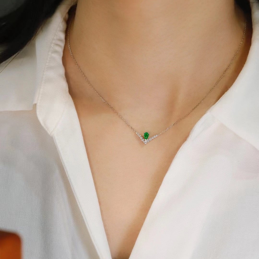 14k Gold 0.33 Ctw Vivid Green Natural Emerald & Diamond Necklace - 3