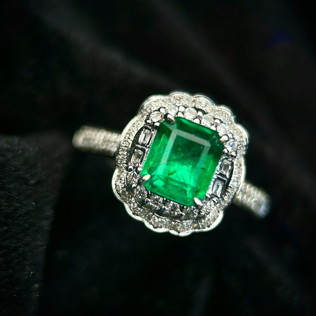 14k Gold 2.20 Ctw Vivid Green Natural Emerald & Diamond Ring - 3