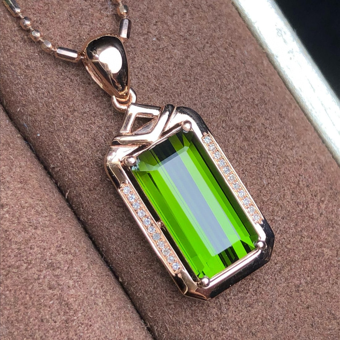 14k Gold 4.85 Ct Natural Tourmaline & Diamond Pendant( Without Chain ): Ref:230937232 // gold content:14k gold // main gemstone:tourmaline // shape:octagonal // carat weight:4. 85ct // color:green // treatment:natural // // adjacent gemstone 2 : diamond // number of
