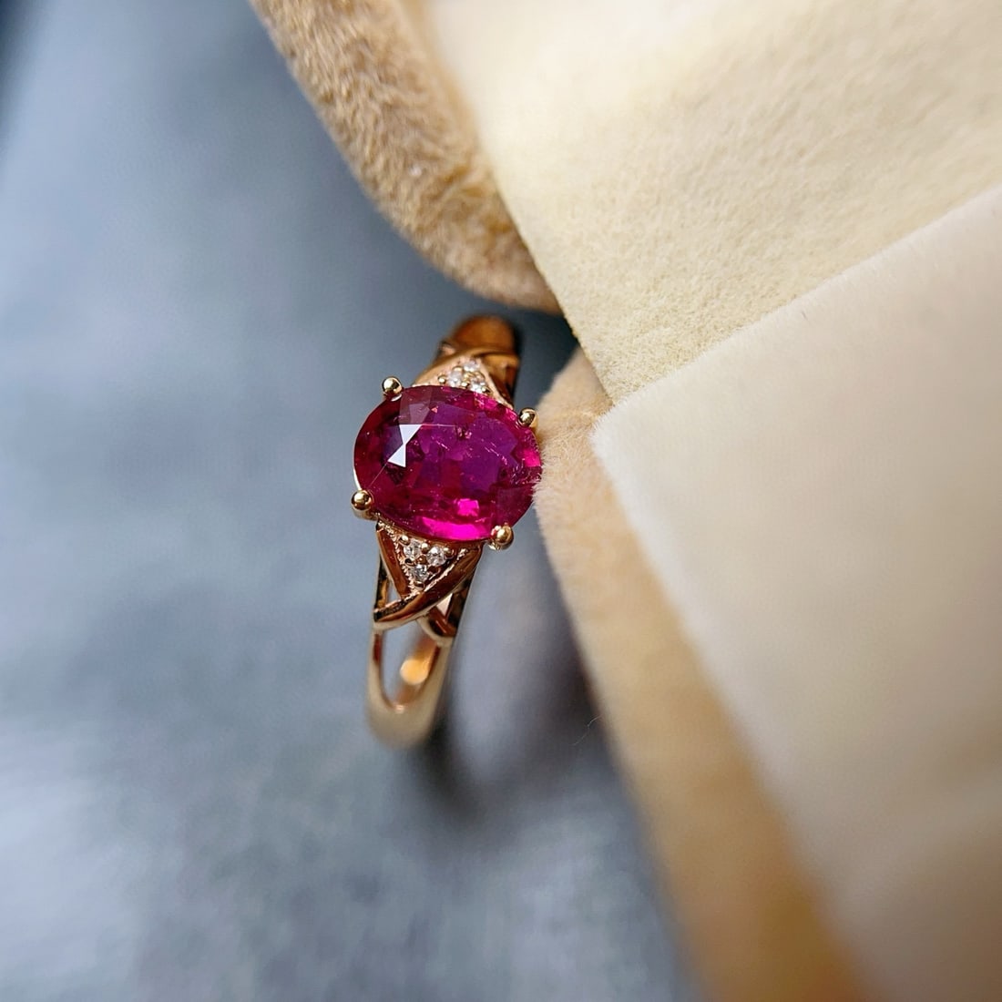 14k Gold 1.00 Ct Natural Tourmaline & Diamond Ring: Ref:230937242 // gold content:14k gold // ring size:7. 25us // // main gemstone:tourmaline // shape:oval // carat weight:1. 00ct // color:red // treatment:natural // // adjacent gemstone 2 :