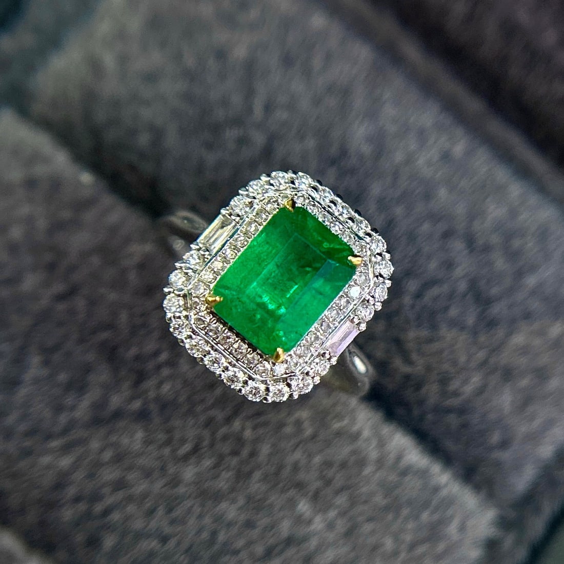 14k Gold 3.39 Ctw Vivid Green Natural Emerald & Diamond Ring - 2