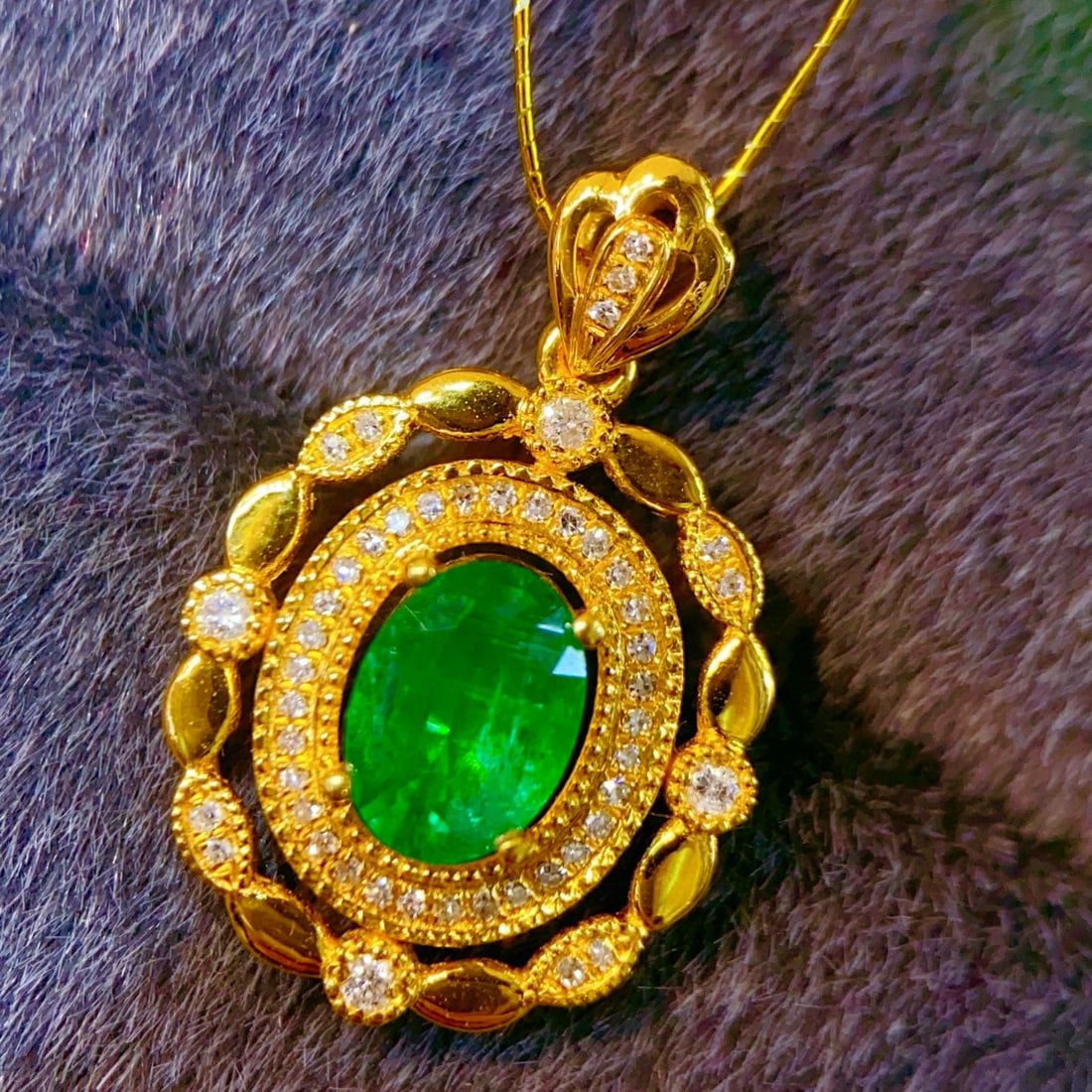 14k Gold 0.97 Ctw Vivid Green Natural Emerald & Diamond Pendant( Without Chain ): Ref:230937246 // gold content:14k gold // main gemstone:emerald // shape:oval // carat weight:0. 75ct // color:vivid green // treatment:natural // // adjacent gemstone 2 : diamond // shape:round //
