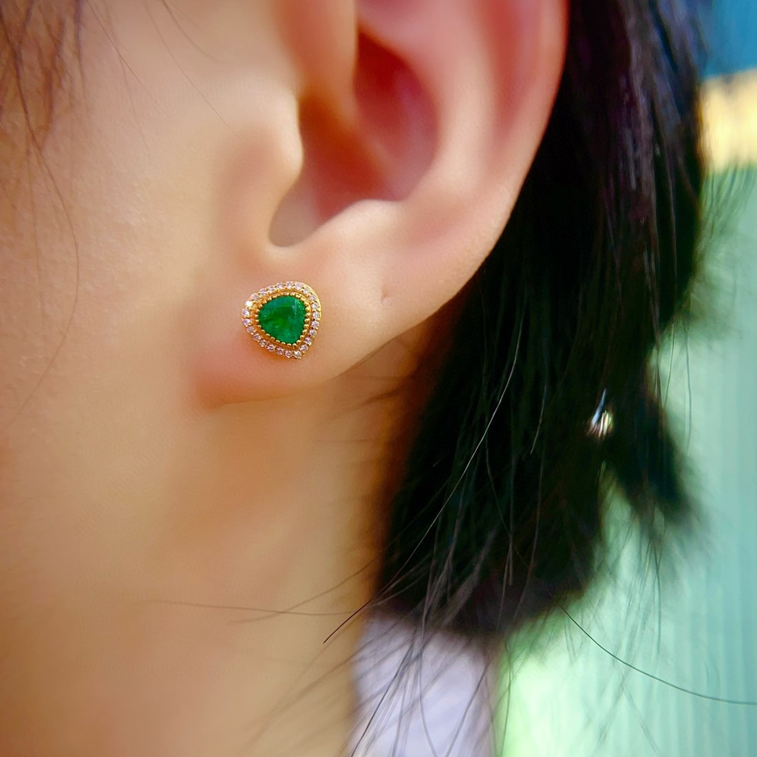 14k Gold 0.9 Ct Vivid Green Natural Emerald & Diamond Earrings - 4