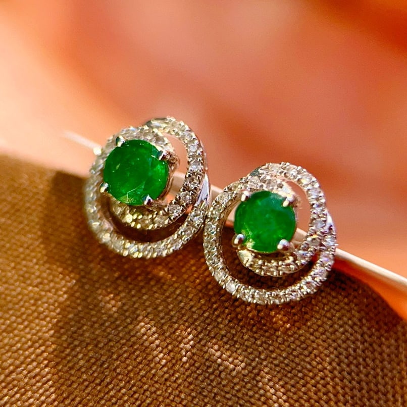 14k Gold 0.7 Ct Vivid Green Natural Emerald & Diamond Earrings: Ref:230937250 // gold content:14k gold // main gemstone:emerald // shape:round // carat weight:0. 7ct // color:vivid green // treatment:natural // cut grade:g // // adjacent gemstone 2 : diamond //