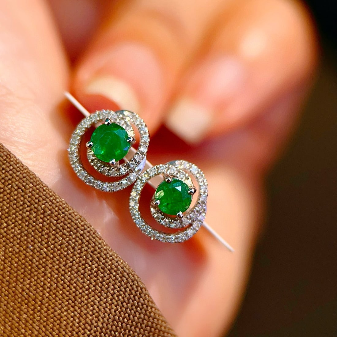 14k Gold 0.7 Ct Vivid Green Natural Emerald & Diamond Earrings - 3