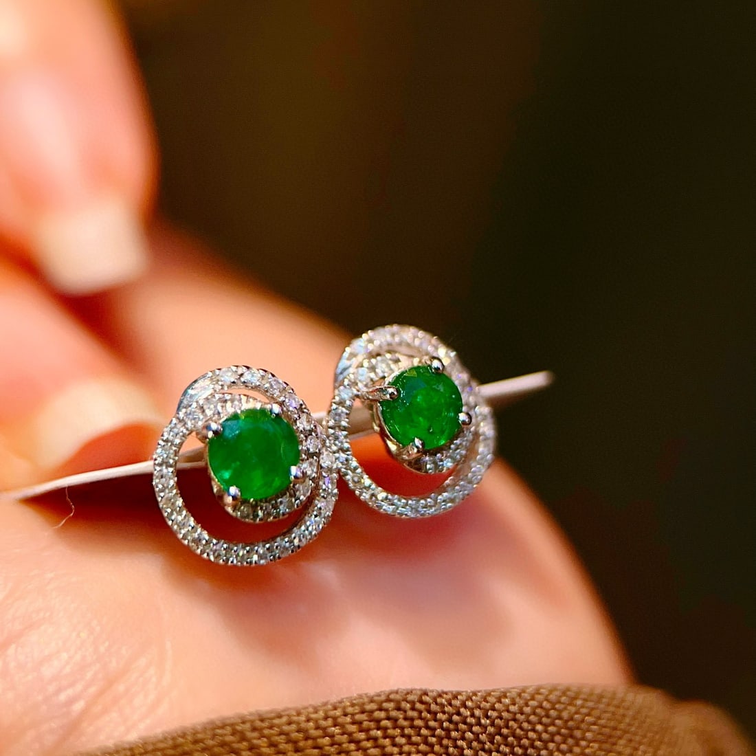 14k Gold 0.7 Ct Vivid Green Natural Emerald & Diamond Earrings - 4