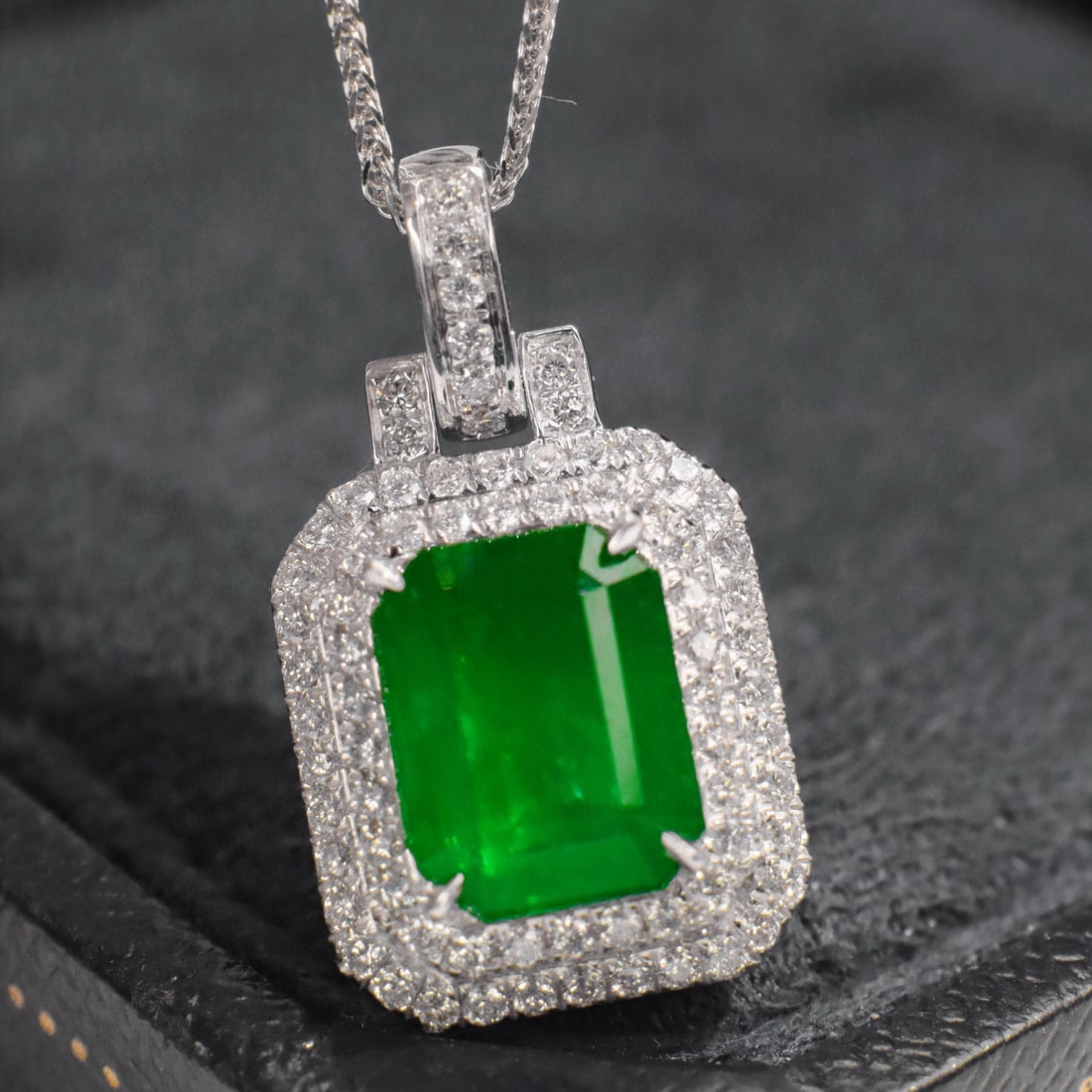 14k Gold 2.50 Ctw Vivid Green Natural Emerald & Diamond Pendant( Without Chain ): Ref:230937254 // gold content:14k gold // main gemstone:emerald // shape:octagonal // carat weight:2. 13ct // color:vivid green // treatment:natural // // adjacent gemstone 2 : diamond //