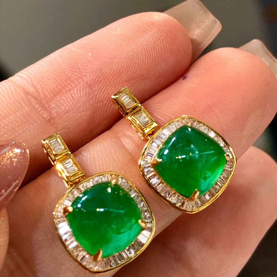 14k Gold 5.88 Ct Vivid Green Natural Emerald & Diamond Earrings: Ref:230937258 // gold content:14k gold // main gemstone:emerald // shape:suger-loaf // carat weight:5. 88ct // color:vivid green // treatment:natural // // adjacent gemstone 2 : diamond //