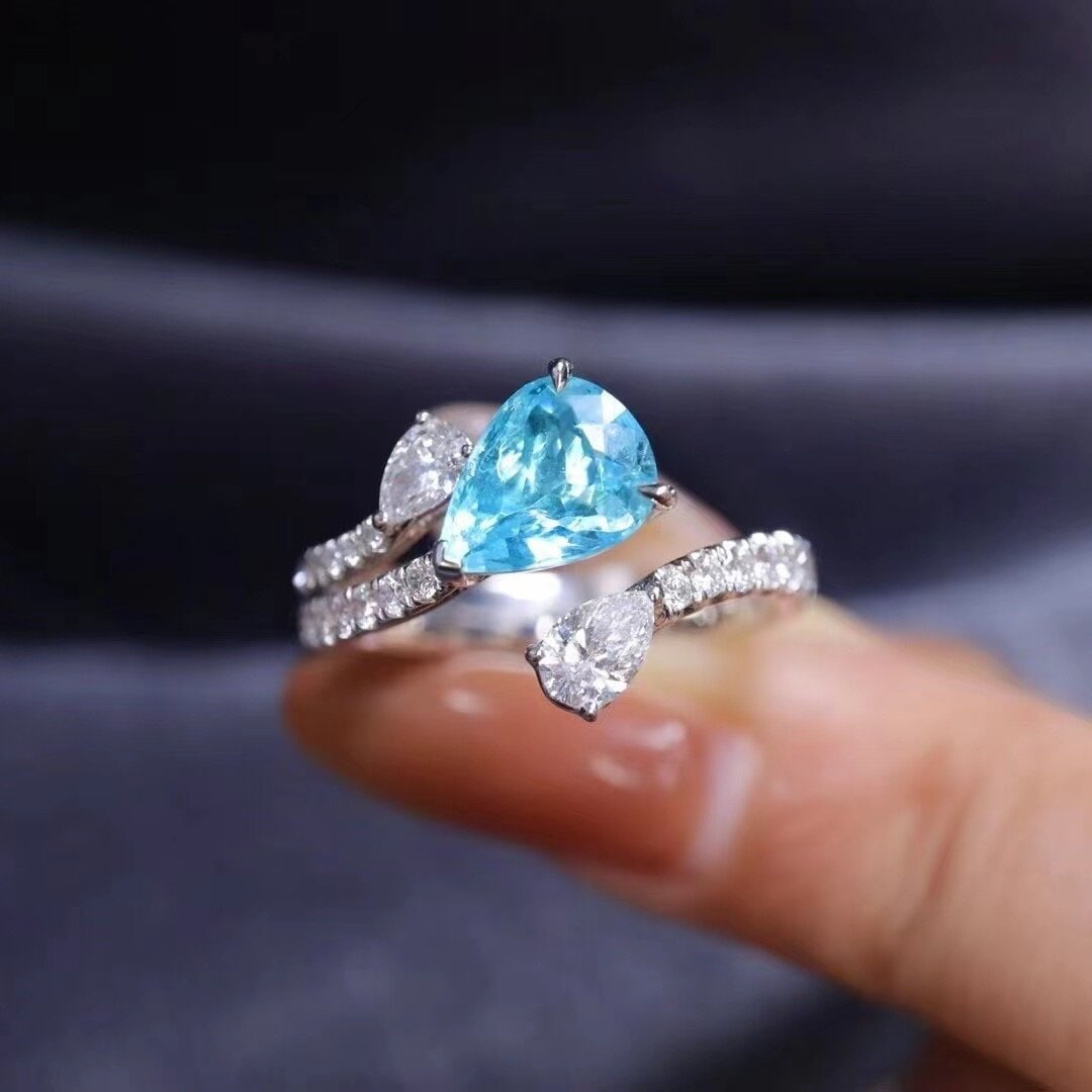 14k Gold 1.76 Ctw Natural Paraiba Tourmaline & Diamond Ring: Ref:230938001 // gold content:14k gold // ring size:7. 25us // // main gemstone:paraiba tourmaline // shape:pear // carat weight:1. 05ct // color:neon blue // treatment:natural // // adjacent