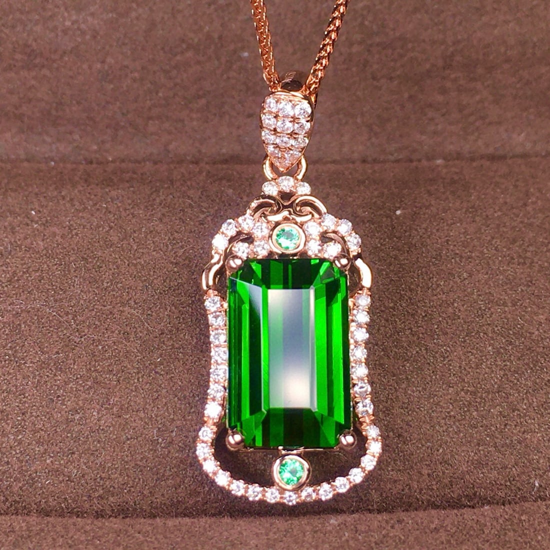14k Gold 4.1 Ct Natural Tourmaline & Diamond Pendant( Without Chain ): Ref:230938004 // gold content:14k gold // main gemstone:tourmaline // shape:octagonal // carat weight:4. 1ct // color:green // treatment:natural // // adjacent gemstone 2 : diamond // shape:round