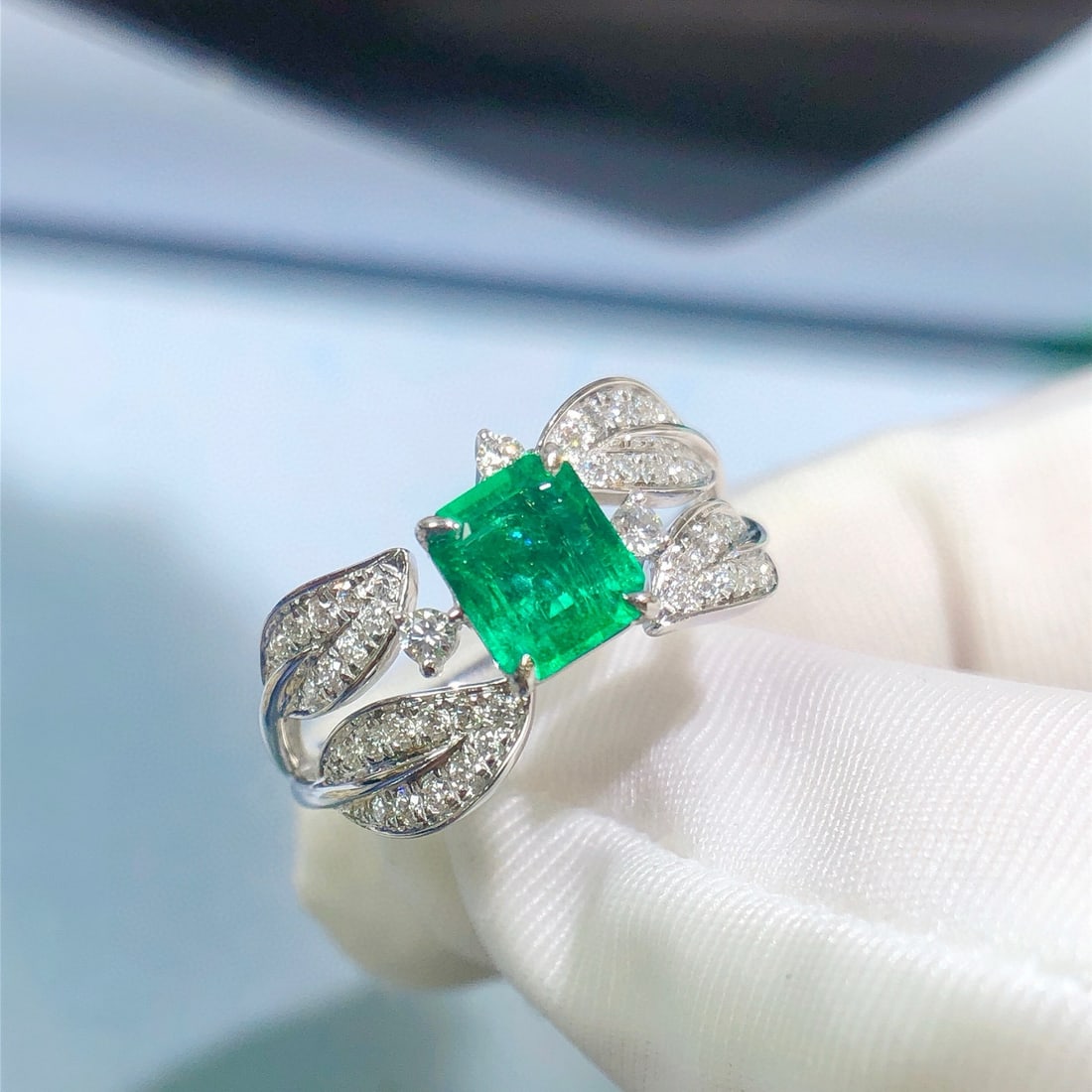 14k Gold 1.23 Ctw Vivid Green Natural Emerald & Diamond Ring - 2