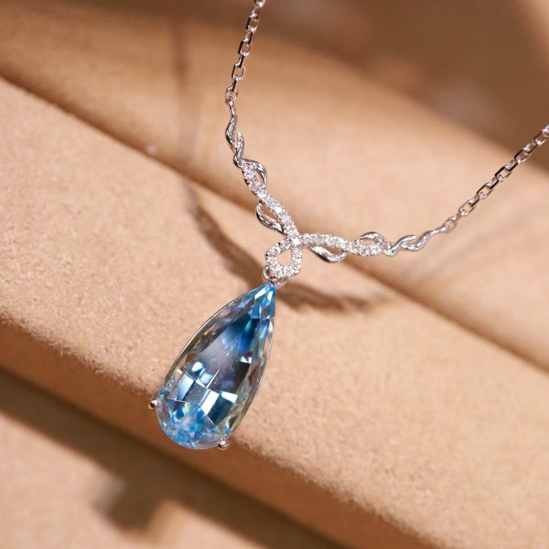 14k Gold 2.92 Ctw Natural Aquamarine & Diamond Necklace: Ref:230938018 // gold content:14k gold // main gemstone:aquamarine // shape:pear // carat weight:2. 86ct // color:blue // treatment:natural // // adjacent gemstone 2 : diamond // shape:round //