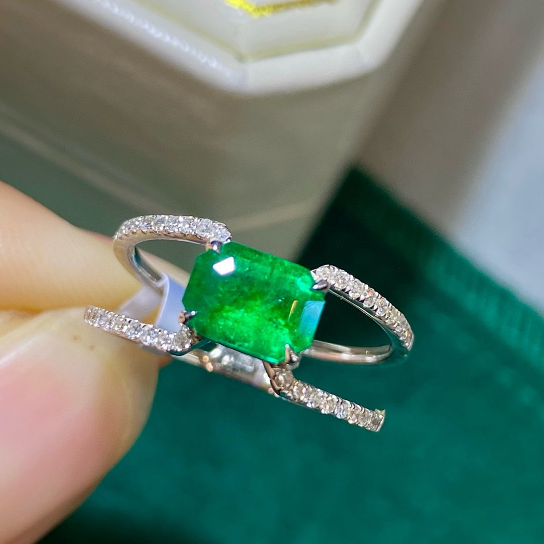 14k Gold 1.14 Ct Vivid Green Natural Emerald & Diamond Ring: Ref:230938024 // gold content:14k gold // ring size:7. 25us // // main gemstone:emerald // shape:octagonal // carat weight:1. 14ct // color:vivid green // treatment:natural // // adjacent gemstone