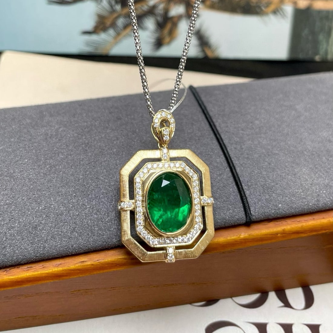 14k Gold 4.23 Ctw Vivid Green Natural Emerald & Diamond Pendant( Without Chain ): Ref:230938028 // gold content:14k gold // main gemstone:emerald // shape:oval // carat weight:3. 82ct // color:vivid green // treatment:natural // // adjacent gemstone 2 : diamond // shape:round //