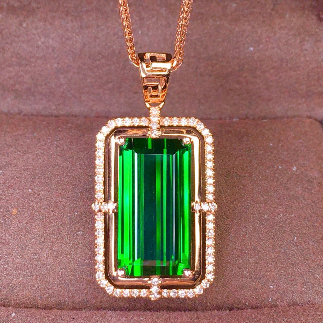 14k Gold 6.7 Ct Natural Tourmaline & Diamond Pendant( Without Chain ): Ref:230938033 // gold content:14k gold // main gemstone:tourmaline // shape:octagonal // carat weight:6. 7ct // color:green // treatment:natural // // adjacent gemstone 2 : diamond // shape:round