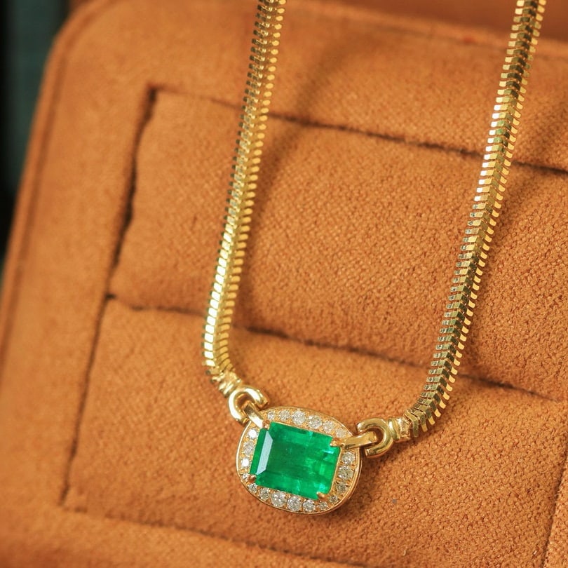 14k Gold 1.29 Ctw Vivid Green Natural Emerald & Diamond Necklace: Ref:230938063 // gold content:14k gold // main gemstone:emerald // shape:octagonal // carat weight:1. 15ct // color:vivid green // treatment:natural // // adjacent gemstone 2 : diamond //