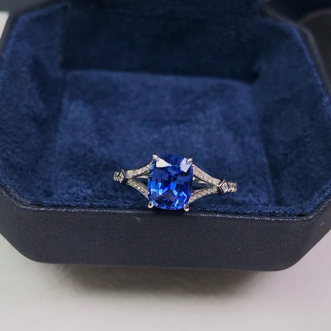 14k Gold 1.91 Ctw Natural Sapphire & Diamond Ring: Ref:230938072 // gold content:14k gold // ring size:7. 25us // // main gemstone:sapphire // shape:cushion // carat weight:1. 77ct // color:cornflower blue // treatment:natural // // adjacent
