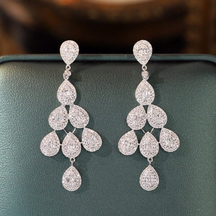 14k Gold 1.8 Ct Natural H Diamond Earrings: Ref:230938075 // gold content:14k gold // main gemstone:diamond // shape:multiply // carat weight:1. 8ct // clarity grade:vs-si // color:h // treatment:natural // Condition: NewLow Estimate: