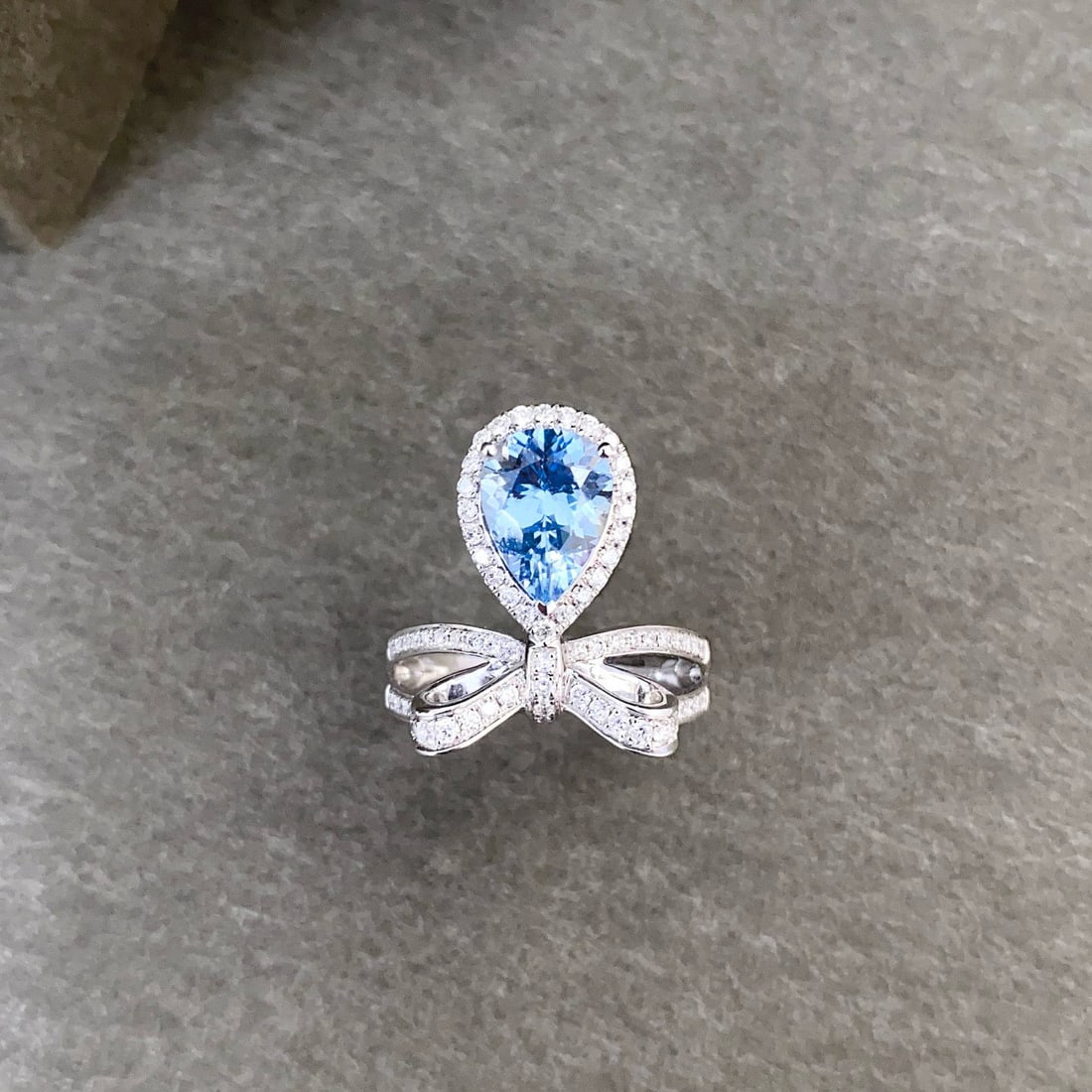 14k Gold 1.93 Ctw Natural Aquamarine & Diamond Ring: Ref:230938080 // gold content:14k gold // ring size:7. 25us // // main gemstone:aquamarine // shape:pear // carat weight:1. 51ct // color:santa maria color // treatment:natural // // adjacent