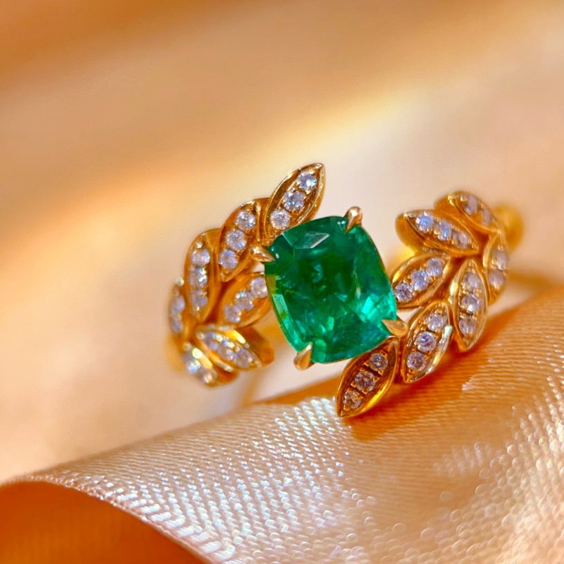 14k Gold 1.20 Ctw Vivid Green Natural Emerald & Diamond Ring: Ref:230938093 // gold content:14k gold // ring size:7. 25us // // main gemstone:emerald // shape:cushion // carat weight:1. 05ct // color:vivid green // treatment:natural // // adjacent gemstone 2