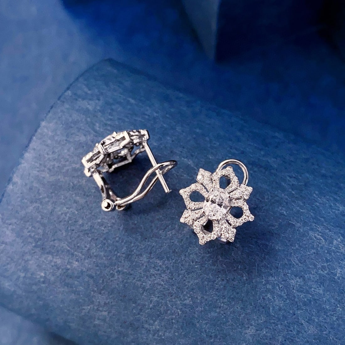 Gia Certified 14k Gold 0.89 Ctw Natural D Si1 Oval Diamond Earrings - 2