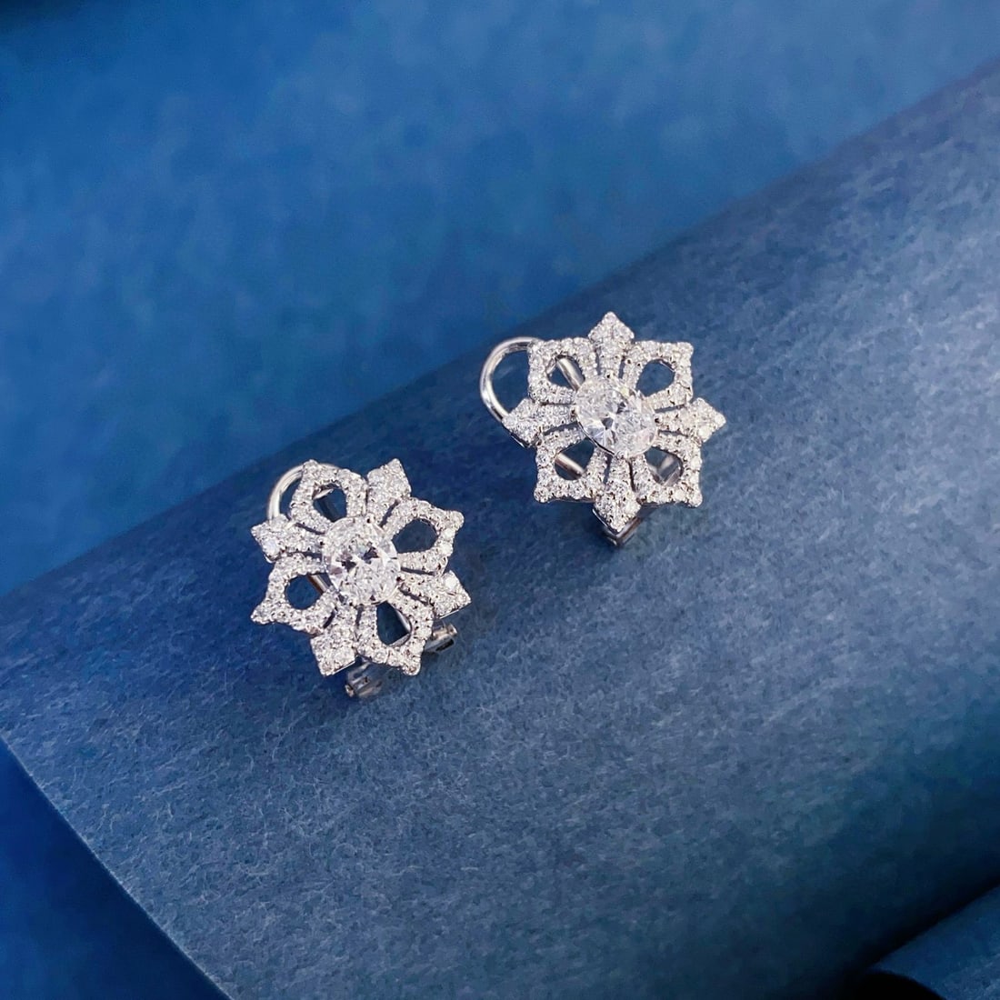 Gia Certified 14k Gold 0.89 Ctw Natural D Si1 Oval Diamond Earrings - 3