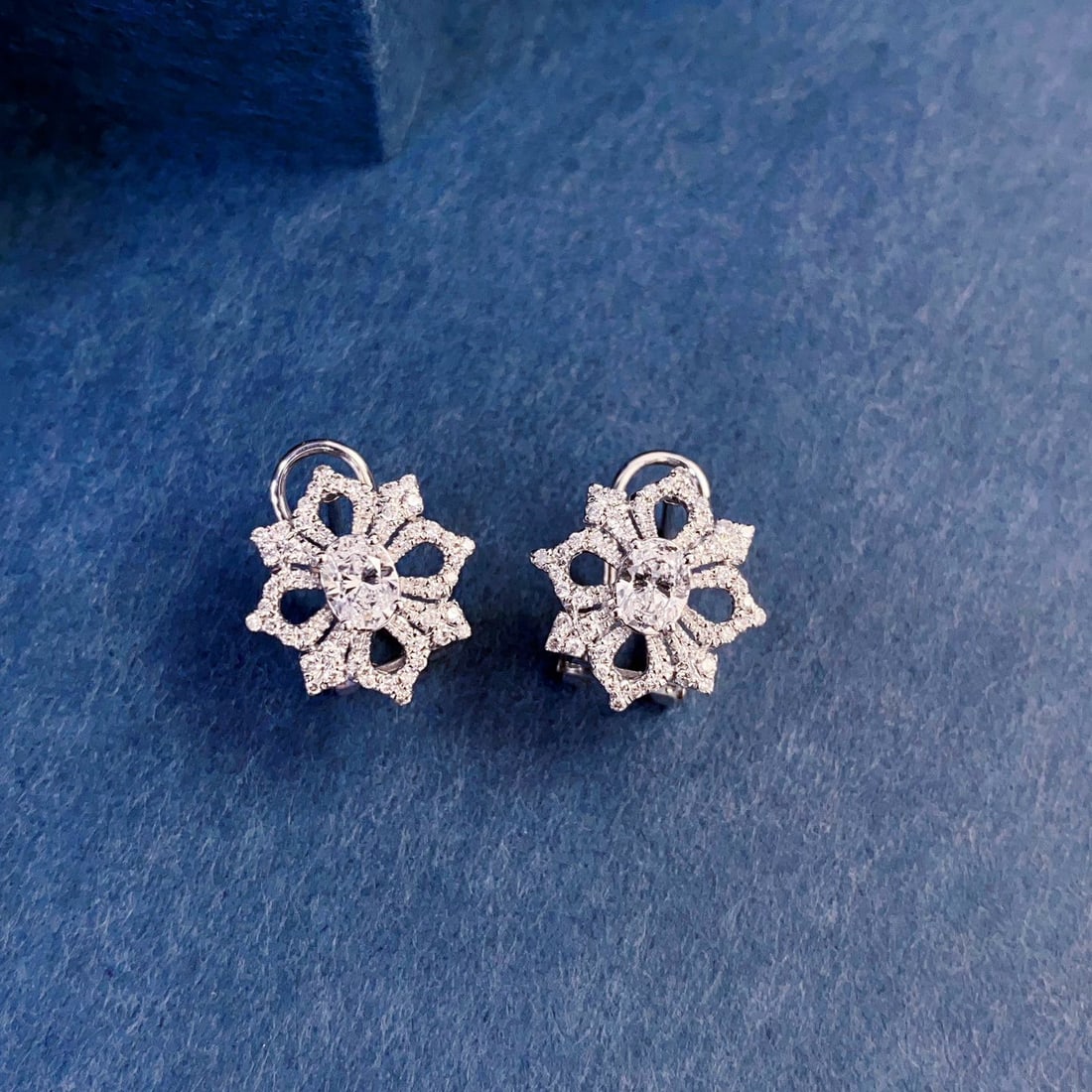 Gia Certified 14k Gold 0.89 Ctw Natural D Si1 Oval Diamond Earrings - 6