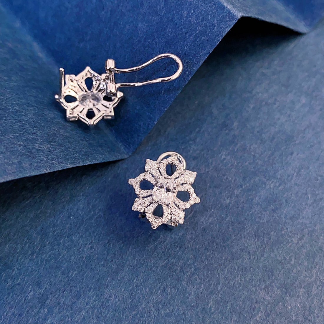 Gia Certified 14k Gold 0.89 Ctw Natural D Si1 Oval Diamond Earrings - 7