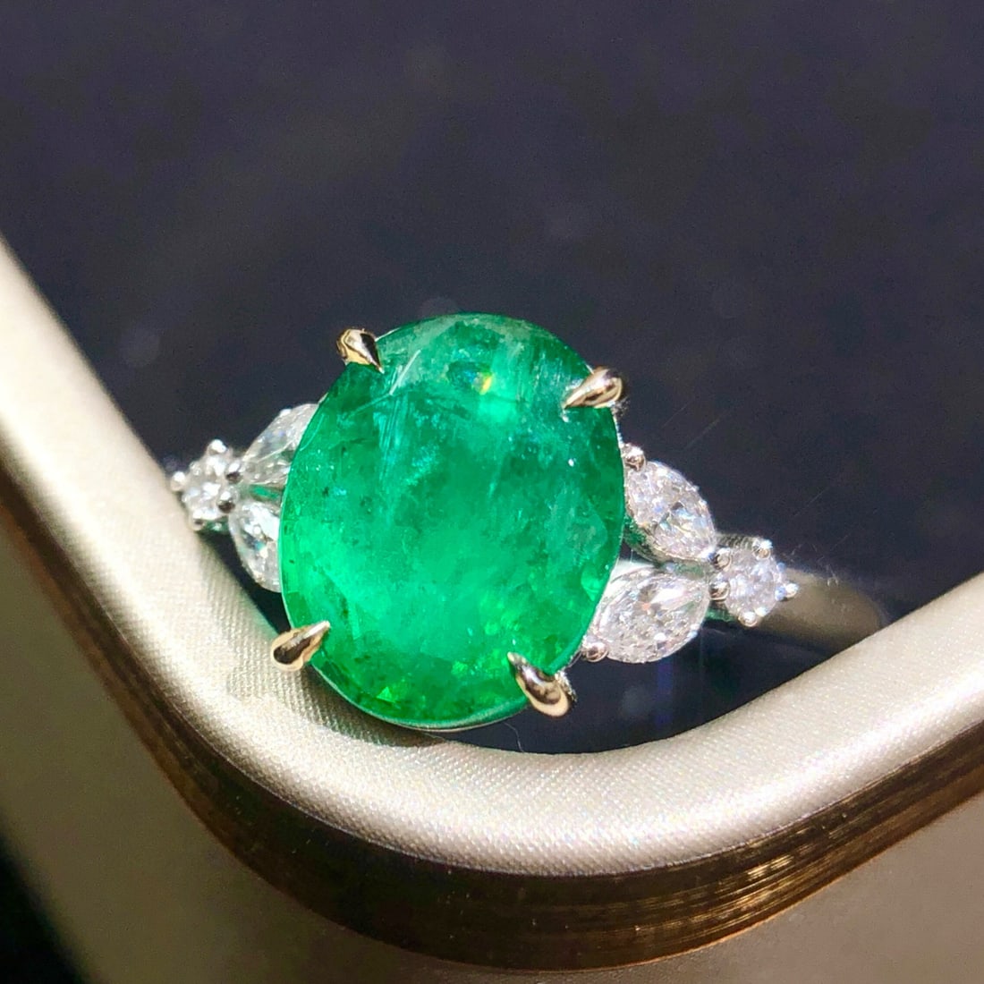 14k Gold 1.83 Ctw Vivid Green Natural Emerald & Diamond Ring: Ref:230938128 // gold content:14k gold // ring size:7. 25us // // main gemstone:emerald // shape:oval // carat weight:1. 70ct // color:vivid green // treatment:natural // // adjacent gemstone 2 :