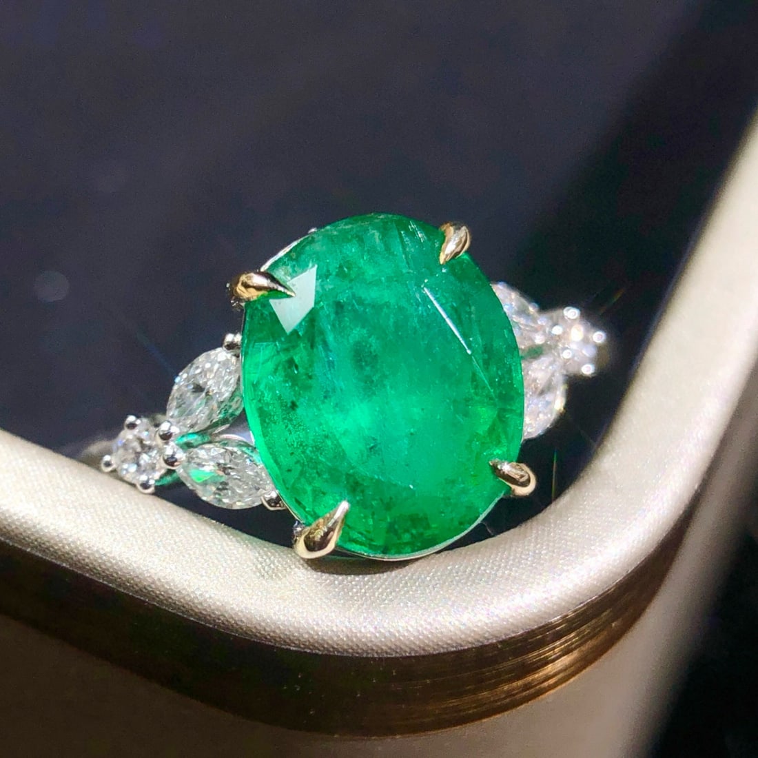 14k Gold 1.83 Ctw Vivid Green Natural Emerald & Diamond Ring - 4