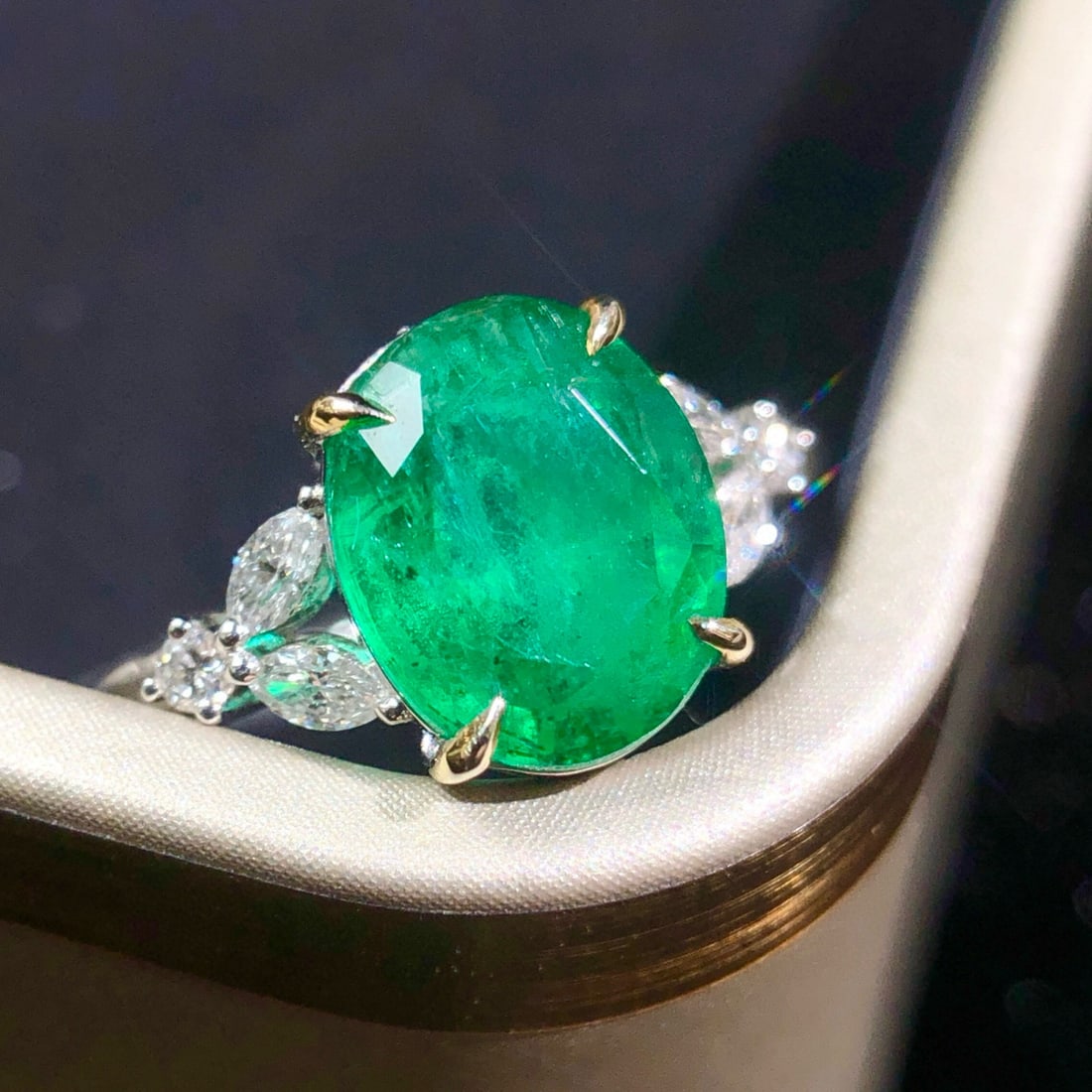 14k Gold 1.83 Ctw Vivid Green Natural Emerald & Diamond Ring - 5