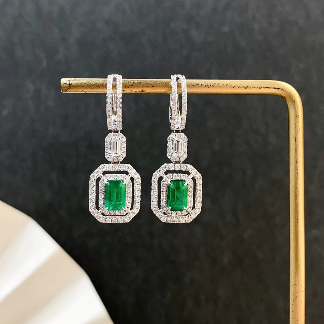 14k Gold 2.17 Ctw Vivid Green Natural Emerald & Diamond Earrings: Ref:230938142 // gold content:14k gold // main gemstone:emerald // shape:octagonal // carat weight:1. 27ct // color:vivid green // treatment:natural // // adjacent gemstone 2 : diamond //