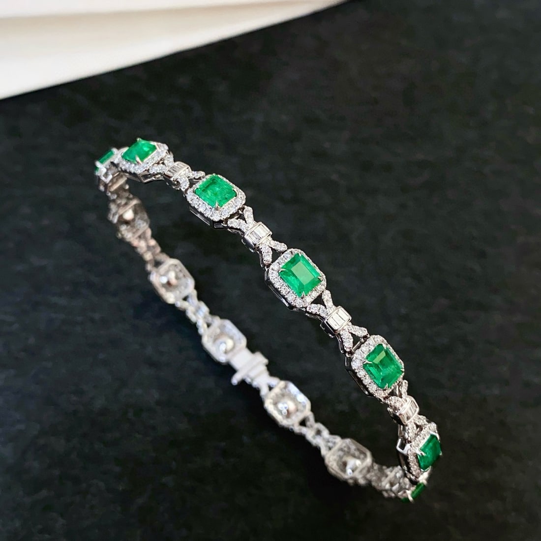 14k Gold 4.53 Ctw Vivid Green Natural Emerald & Diamond Bracelet: Ref:230938158 // gold content:14k gold // main gemstone:emerald // shape:octagonal // carat weight:3. 28ct // color:vivid green // treatment:natural // // adjacent gemstone 2 : diamond // shape:multip