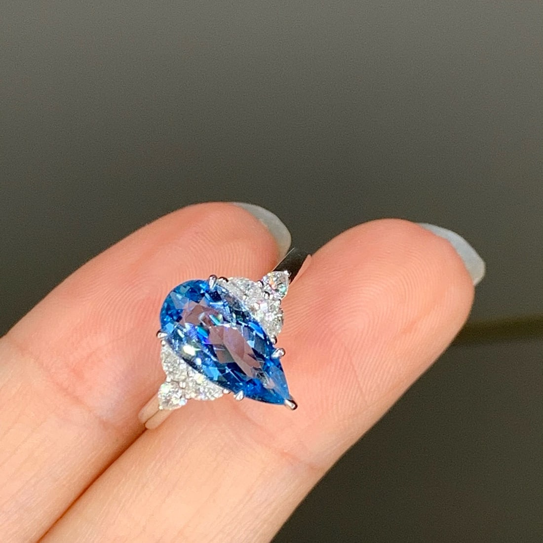 14k Gold 2.56 Ctw Natural Aquamarine & Diamond Ring: Ref:230938169 // gold content:14k gold // ring size:7. 25us // // main gemstone:aquamarine // shape:pear // carat weight:2. 11ct // color:santa maria color // treatment:natural // // adjacent