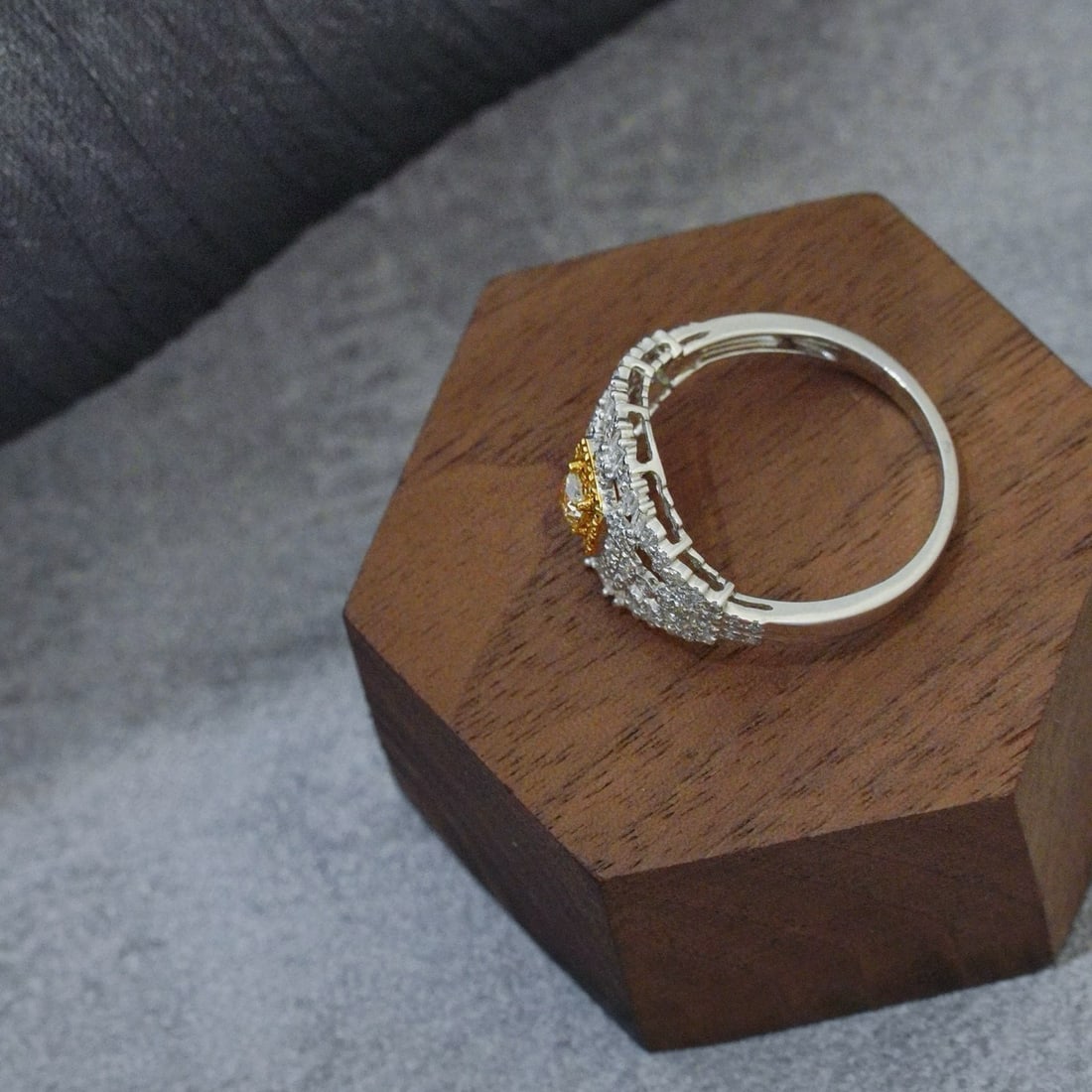 14k Gold 0.7 Ct Natural Color Diamond Ring - 3