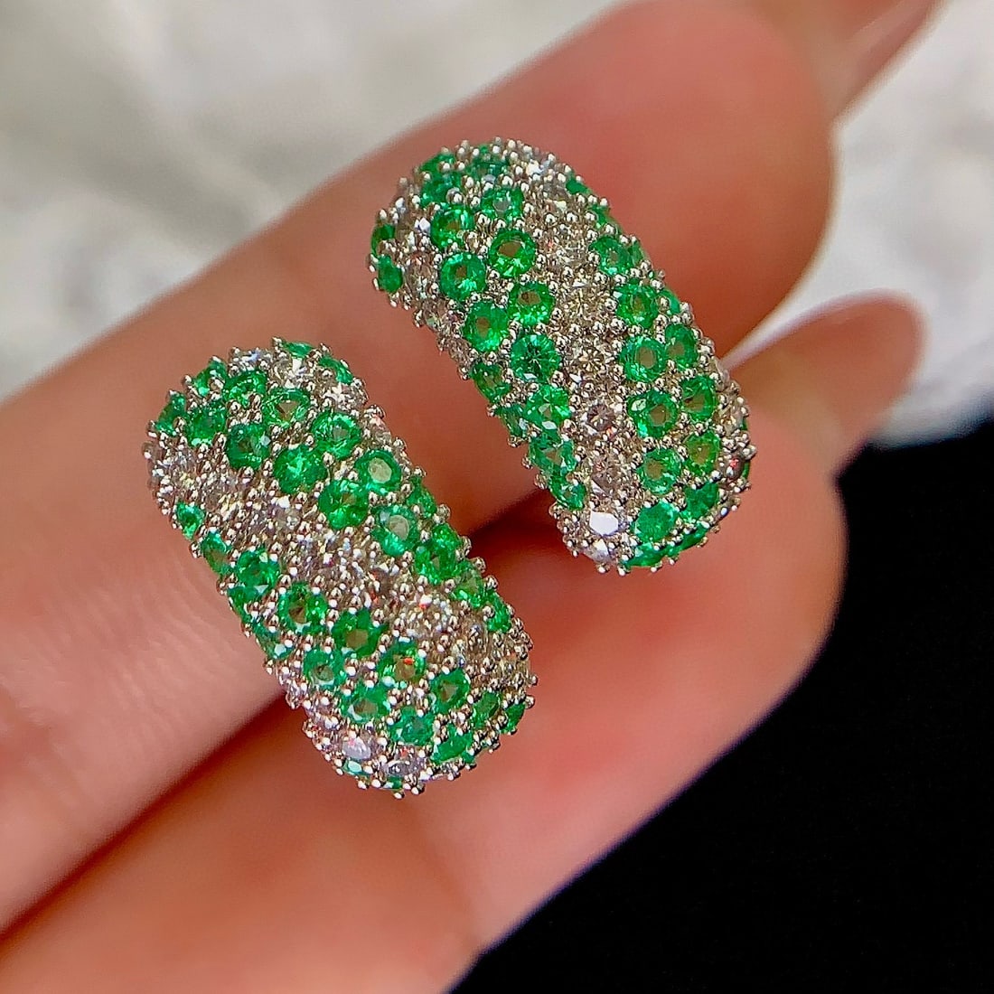 14k Gold 1.78 Ctw Vivid Green Natural Emerald & Diamond Earrings: Ref:230938180 // gold content:14k gold // main gemstone:emerald // shape:round // carat weight:1. 04ct // color:vivid green // treatment:natural // cut grade:g // // adjacent gemstone 2 : diamond