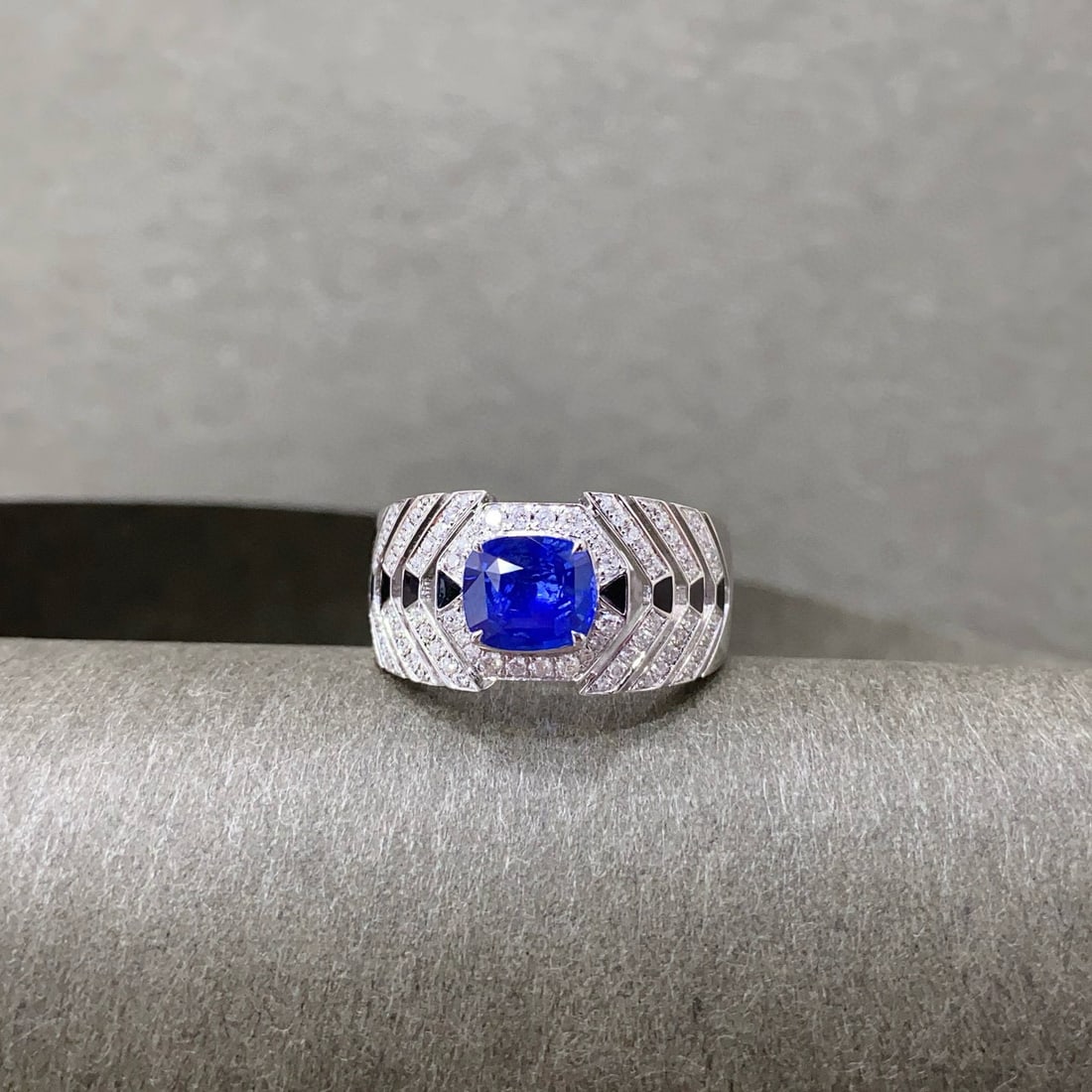 14k Gold 2.22 Ctw Natural Sapphire & Diamond & Men¡¯s Ring: Ref:230938193 // gold content:14k gold // ring size:8us // // main gemstone:sapphire // shape:cushion // carat weight:1. 83ct // color:cornflower blue // treatment:natural // // adjacent gemstone
