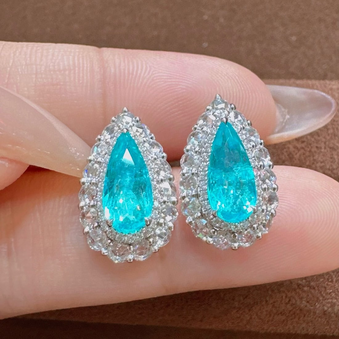 14k Gold 2.77 Ctw Natural Paraiba Tourmaline & Diamond Earrings: Ref:230938203 // gold content:14k gold // main gemstone:paraiba tourmaline // shape:pear // carat weight:1. 88ct // color:neon blue // treatment:natural // // adjacent gemstone 2 : diamond // shape:ro