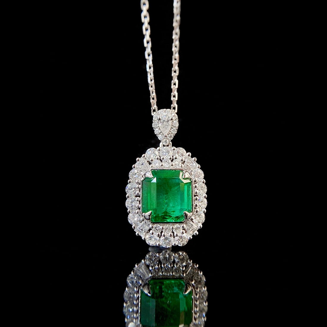 14k Gold 2.63 Ctw Vivid Green Natural Emerald & Diamond Pendant( Without Chain ): Ref:230938222 // gold content:14k gold // main gemstone:emerald // shape:octagonal // carat weight:1. 85ct // color:vivid green // treatment:natural // // adjacent gemstone 2 : diamond //