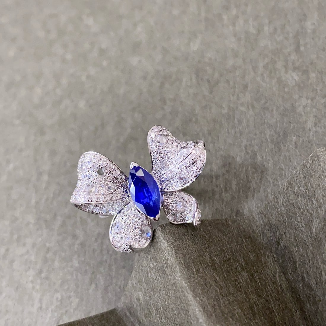 14k Gold 2.45 Ctw Vivid Blue Natural Sapphire & Diamond Ring - 4