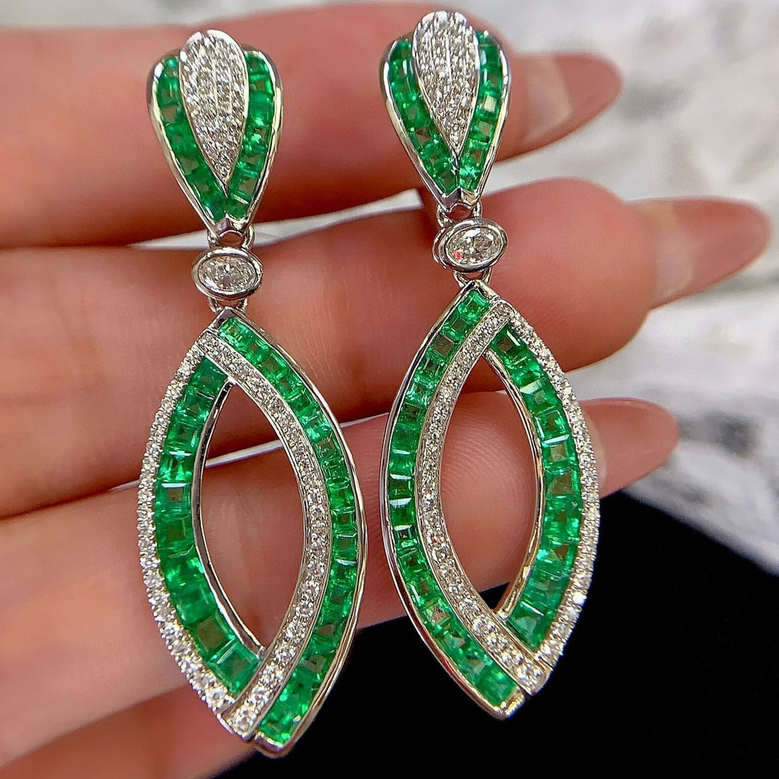 14k Gold 4.27 Ctw Vivid Green Natural Emerald & Diamond Earrings: Ref:230938227 // gold content:14k gold // main gemstone:emerald // shape:square // carat weight:3. 46ct // color:vivid green // treatment:natural // // adjacent gemstone 2 : diamond //