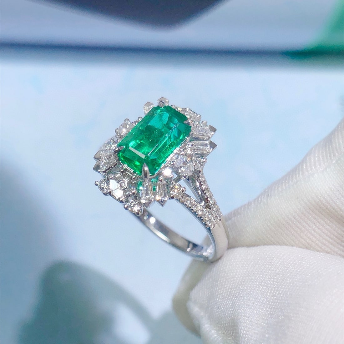 14k Gold 1.87 Ctw Vivid Green Natural Emerald & Diamond Ring - 2