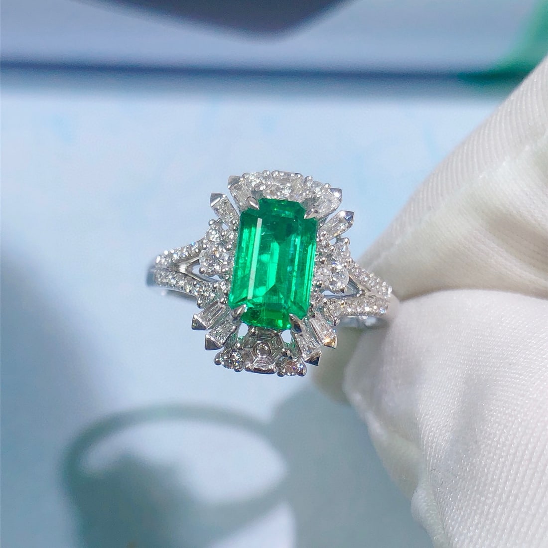 14k Gold 1.87 Ctw Vivid Green Natural Emerald & Diamond Ring - 3