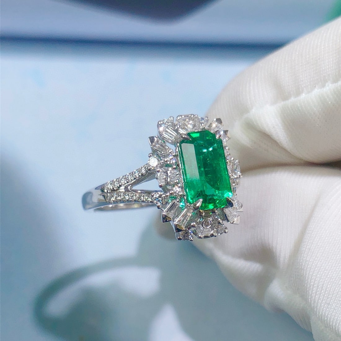 14k Gold 1.87 Ctw Vivid Green Natural Emerald & Diamond Ring - 4