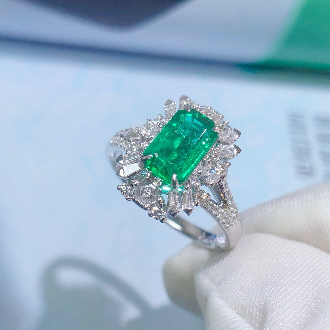 14k Gold 1.87 Ctw Vivid Green Natural Emerald & Diamond Ring - 6